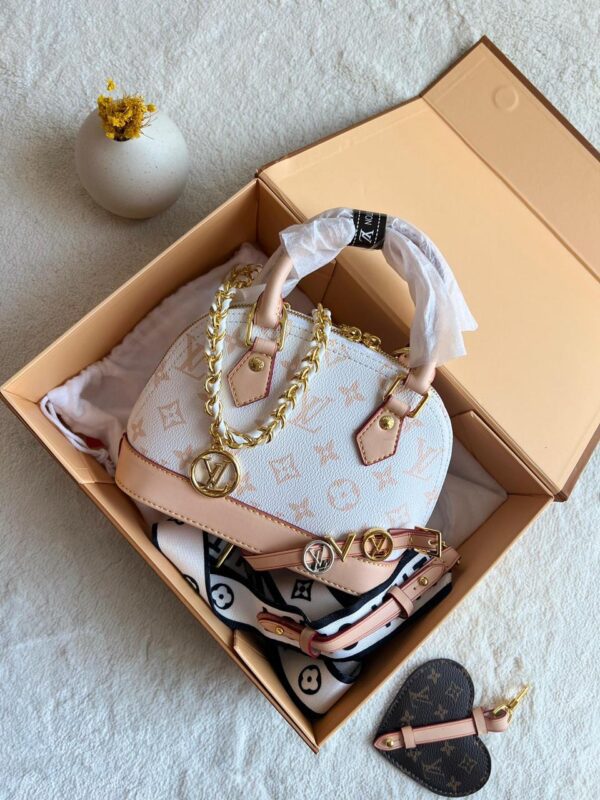 Luxury-inspired women’s handbag set with chain handle, pastel finish and gold accessories